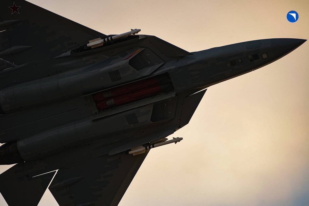Су-57 во время тренировочного полета. Изображения взяты из официального Telegram-канала ПАО "ОАК". Ссылка на канал - https://t.me/uac_ru.