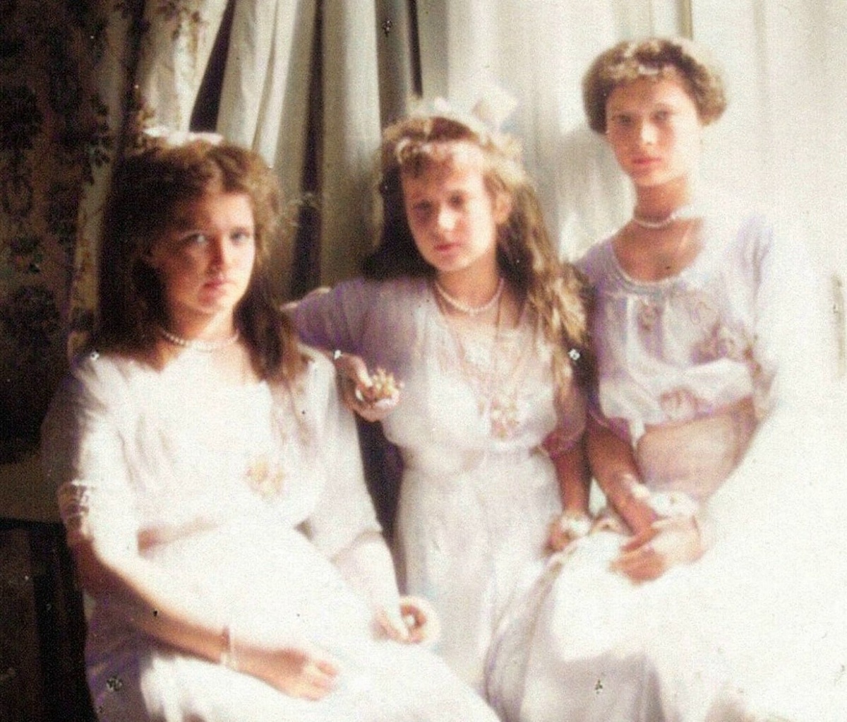 Сестры Романовы в Сиреневом кабинете, в  Александровском дворце.