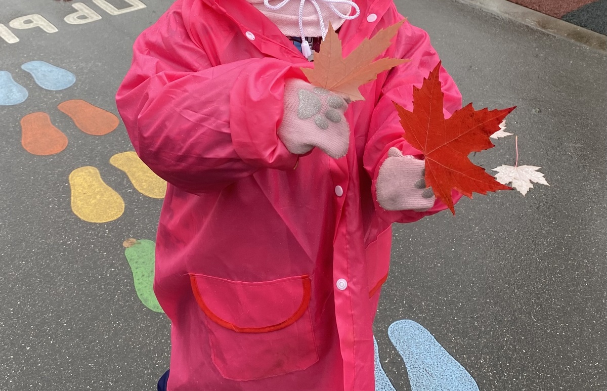 Когда в детстве деньги=листики - все просто, набрал полные руки и ты богат)))