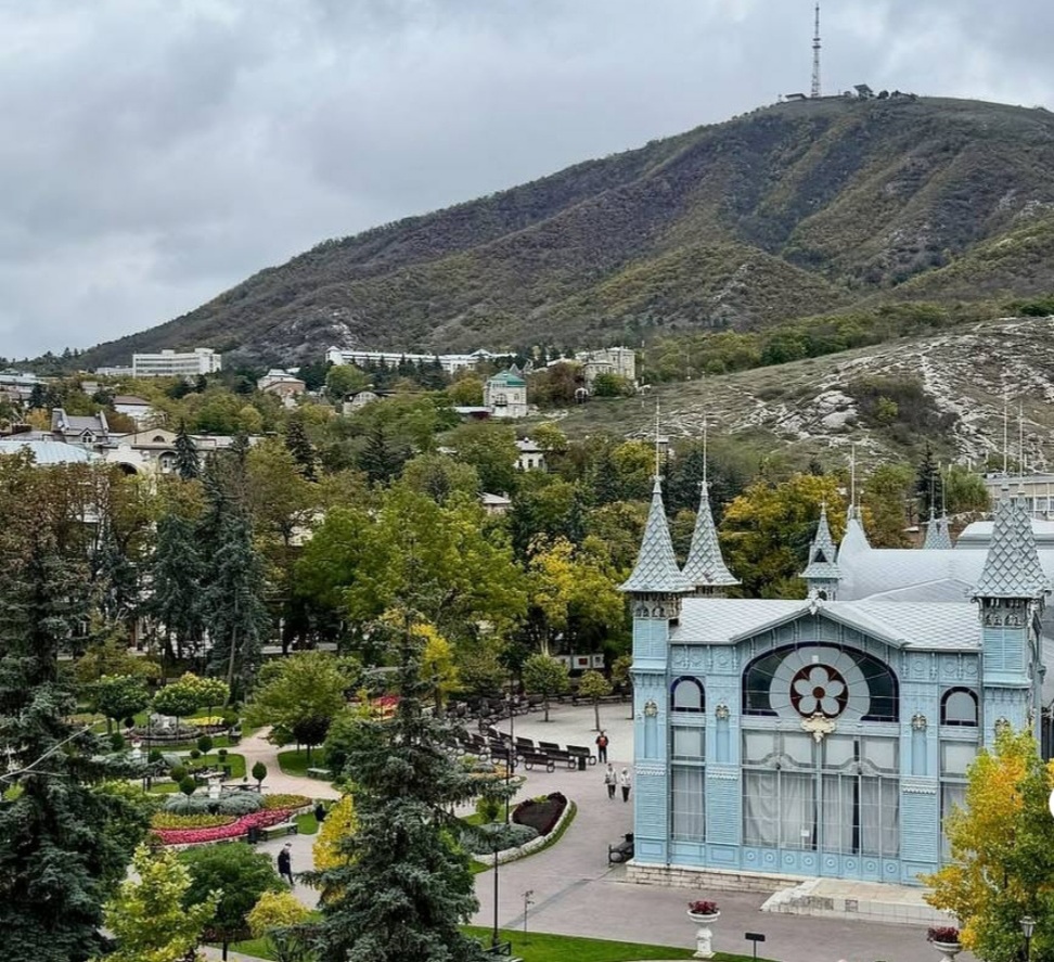 Лермонтовская галерея в Пятигорске на фоне горы Машук — один из самых узнаваемых видов города-курорта.