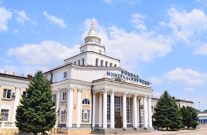 Железнодорожный вокзал — главные транспортные ворота Кавказских Минеральных Вод. Отсюда туристы отправляются в Пятигорск, Кисловодск, Ессентуки и Железноводск. Фото: © Иван Якунин