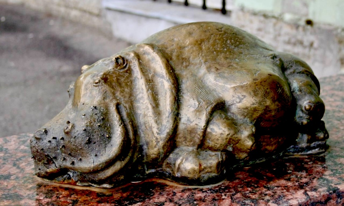 Довольная Тоня вальяжно лежит на гранитном постаменте и ждёт, когда ей погладят спинку