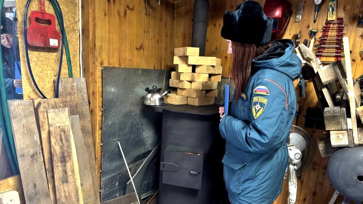    Сотрудники МЧС проводят усиленную работу по предупреждению гаражных пожаров