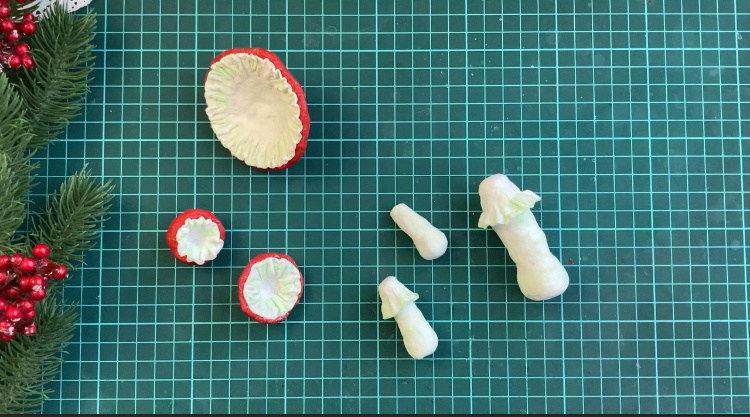 Все детали грибов хорошо просохли. Фото: Елочные игрушки ЕленыКа     