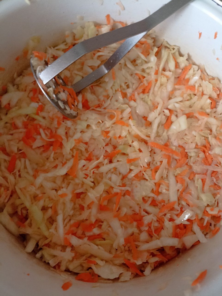 должно утромбоваться так чтобы осталась  половина прежнего объема