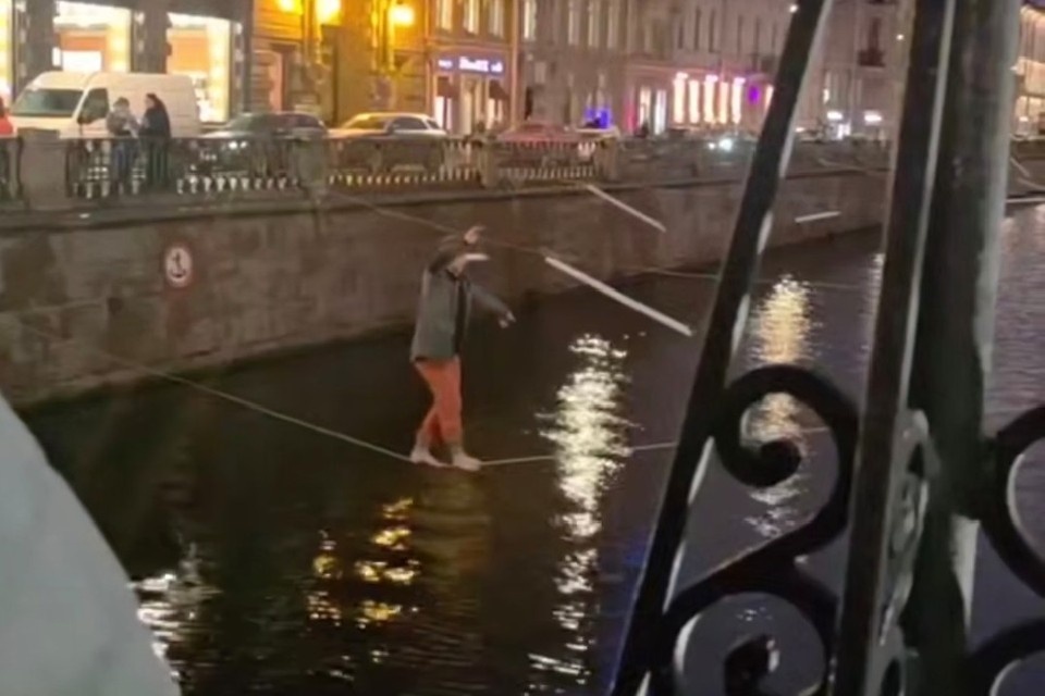    Известный петербургский канатоходец устроил новое шоу в центре города. Фото: стоп-кадр видео из соцсетей