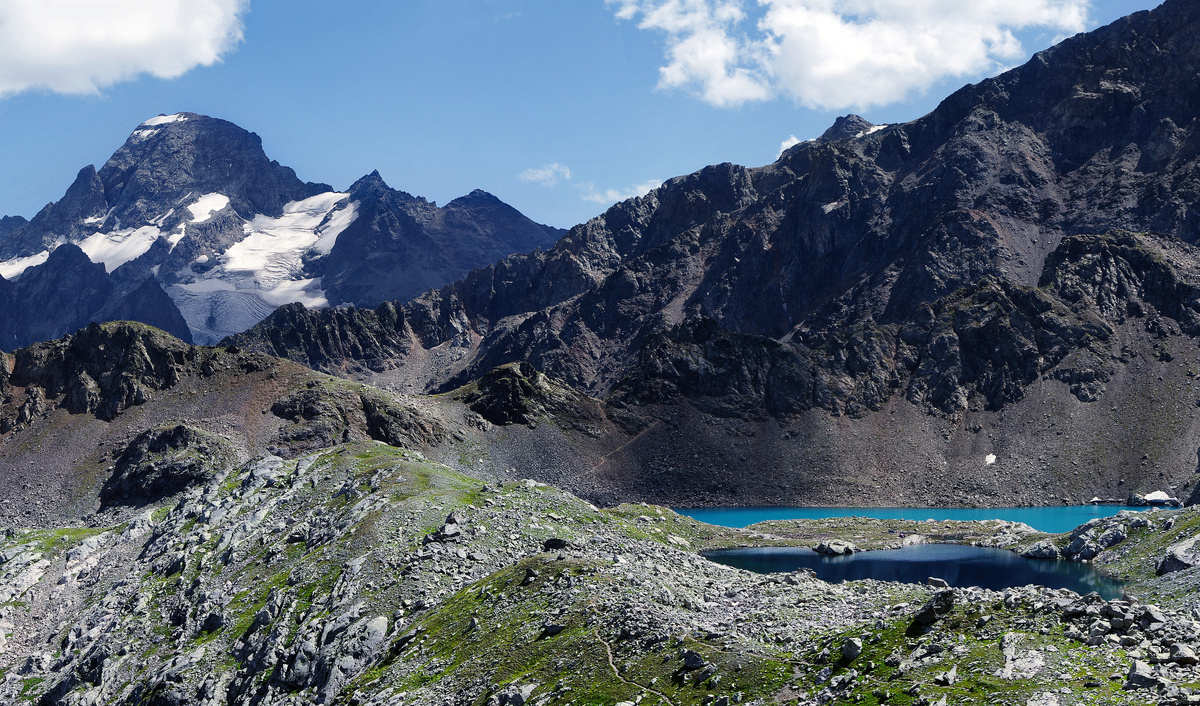 Вид на Софийские озёра и пик София.