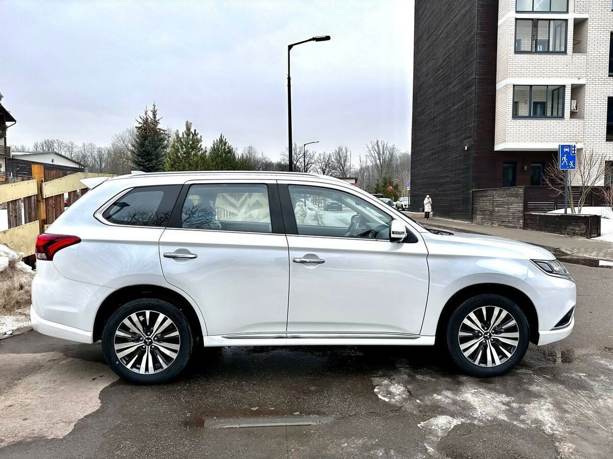 Mitsubishi не может продать в РФ машины 2022 года выпуска. Источник иллюстрации - auto.ru