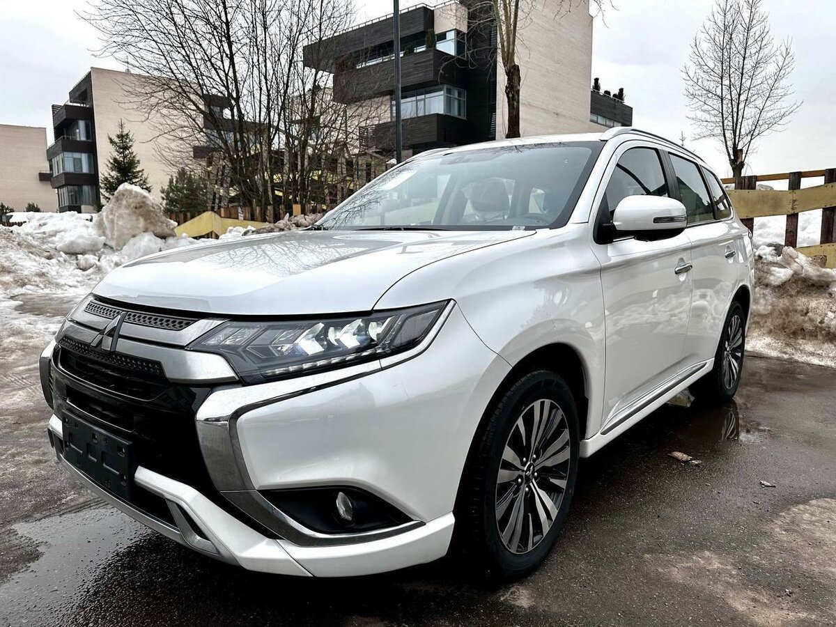 Mitsubishi не может продать в РФ машины 2022 года выпуска. Источник иллюстрации - auto.ru