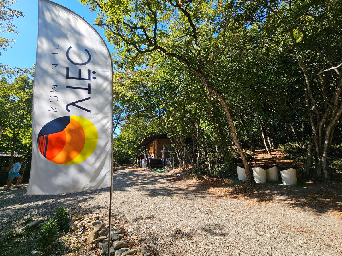 Справа видно помывочную и туалеты.