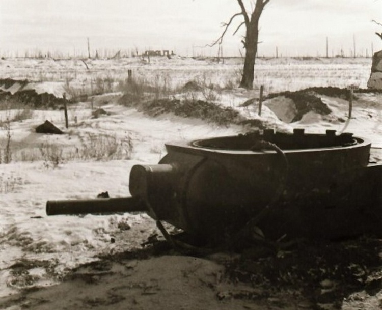 Башня танка КВ недалеко от развалин посёлка Клиново