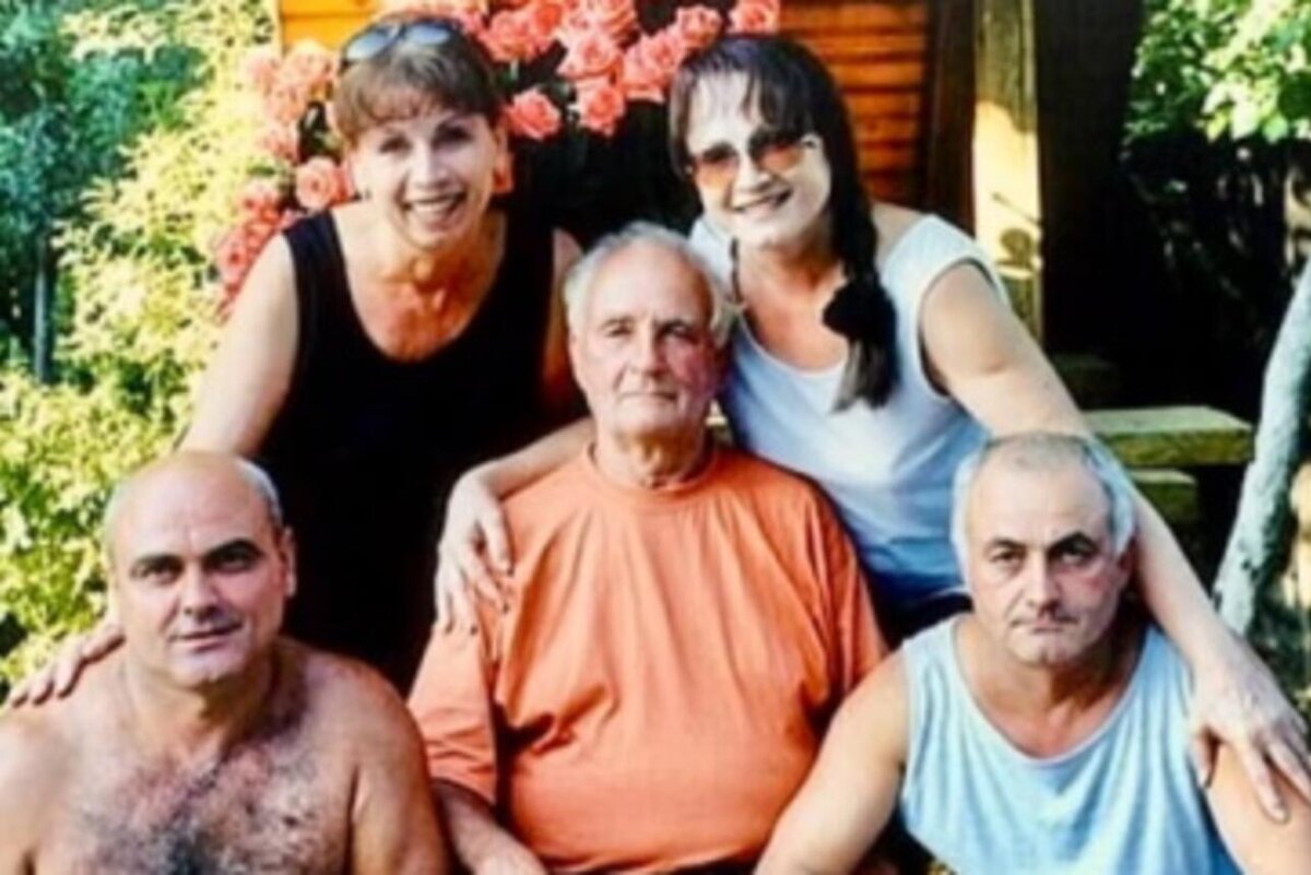    София Ротару с отцом, сестрой и братьями. соцсети.