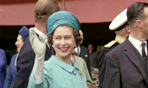 Королева Елизавета II на спуске в воду лайнера, названного в честь себя.