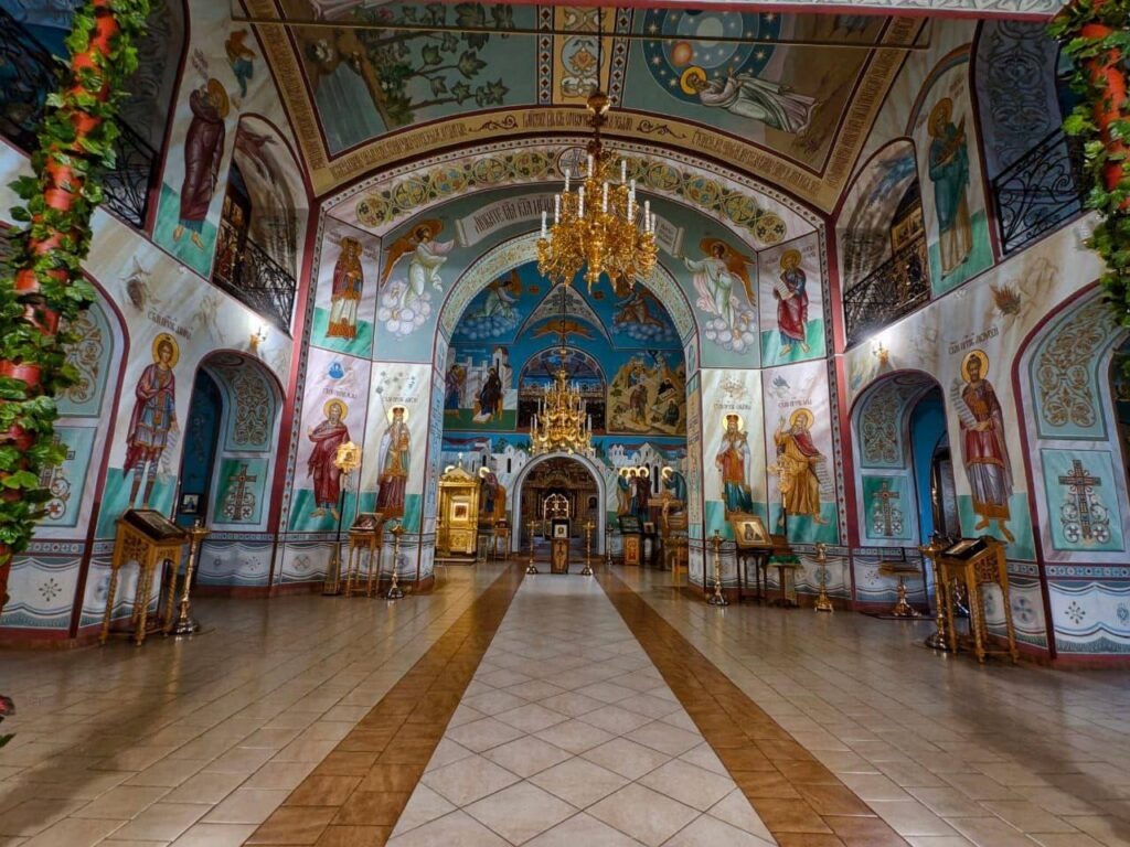   Фото внутреннего пространства храма на территории Спасо-Влахернского женского монастыря в Деденево