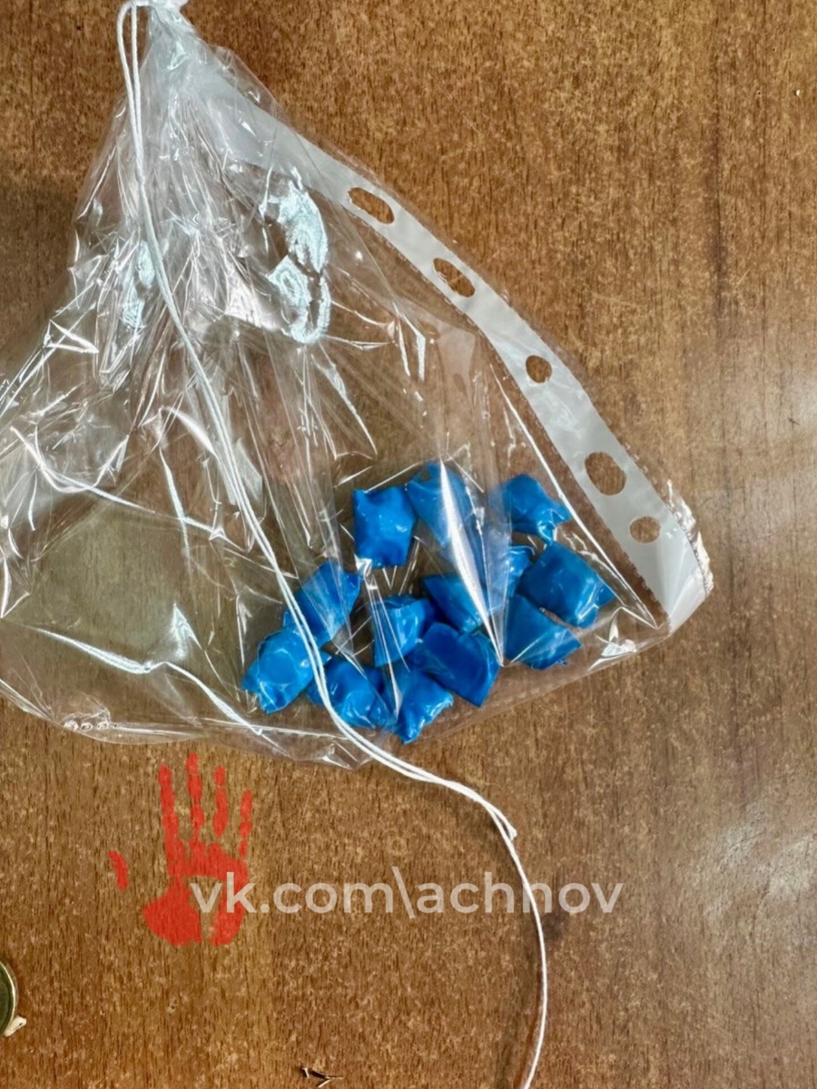 Вот таике свертки обнаружены полицейскими в тайниках