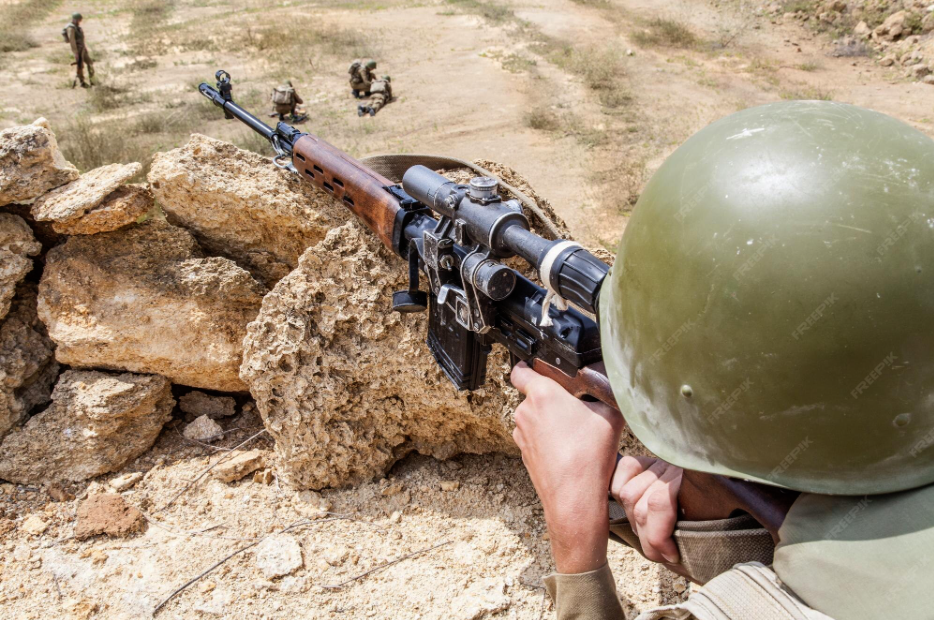 Советский снайпер прикрывает товарищей. Афганистан