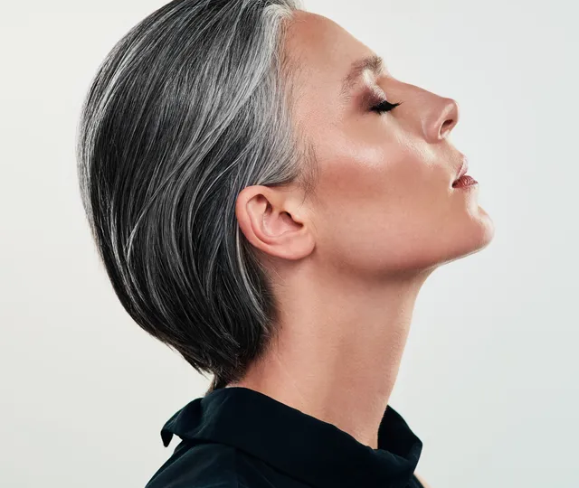 Неопрятная седина или благородное серебро: как перестать мучить волосы краской и отлично выглядеть