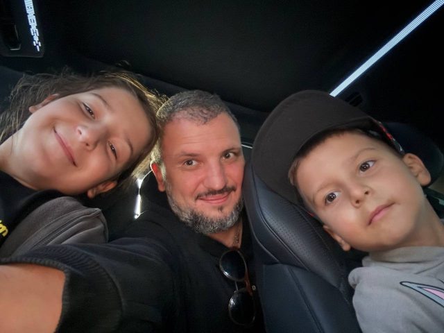    Дмитрий Позов с детьми. Фото: социальные сети