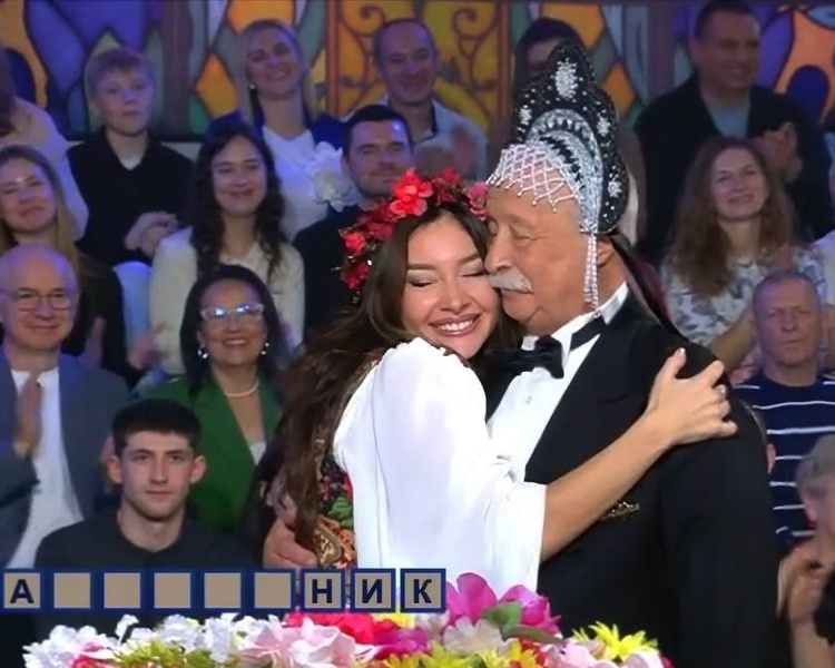     Курская певица нарядила Якубовича в кокошник на шоу «Поле чудес»