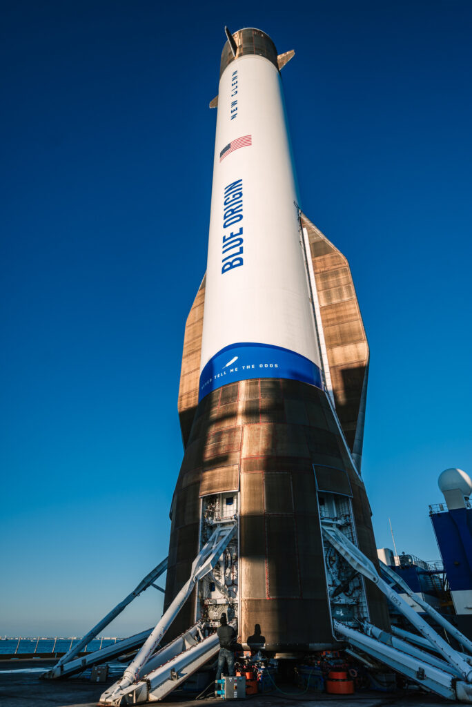 Первая ступень ракеты New Glenn миссии NG-2,на барже Jacklyn после успешного приземления (Фото компании Blue Origin).