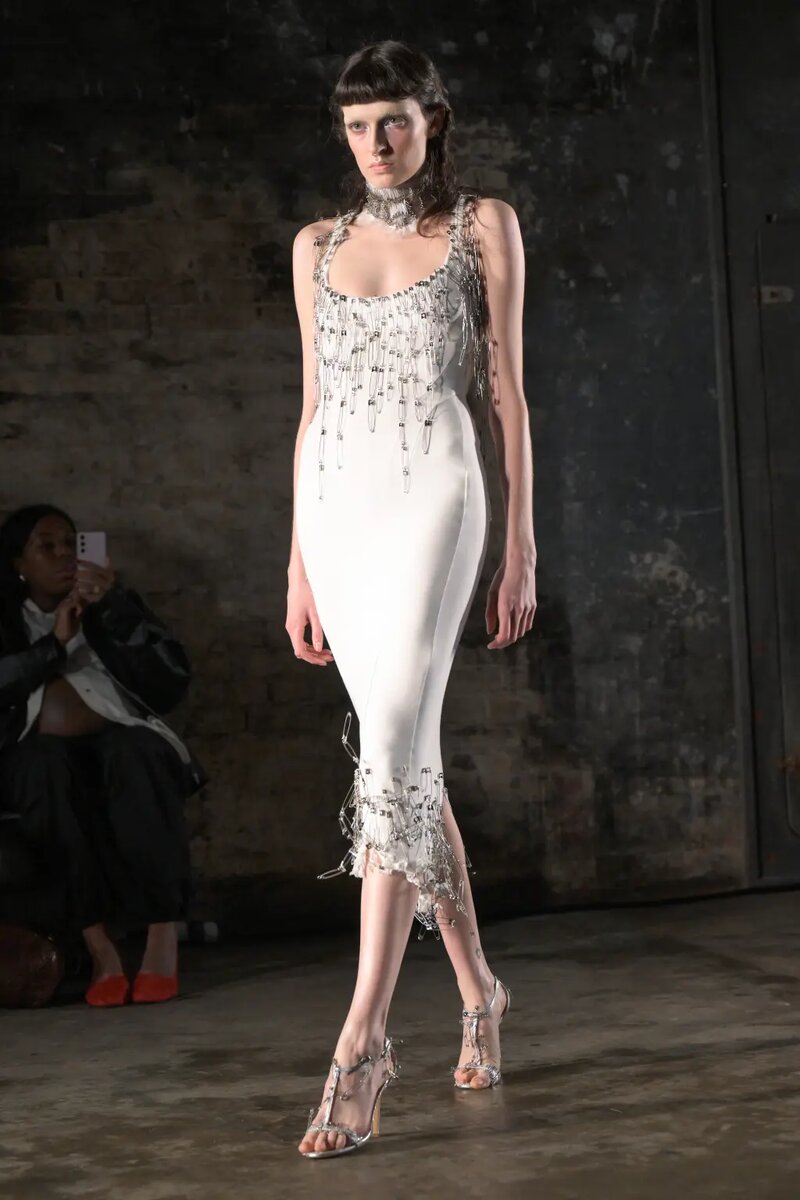 Модель на показе