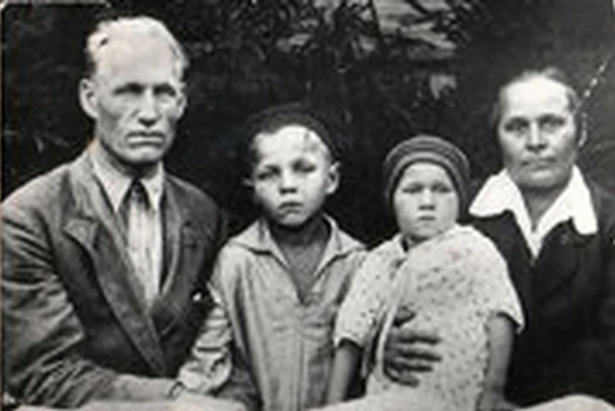 Михаил с родителями и младшей сестрой Маргаритой. Источник: omsk.kp.ru