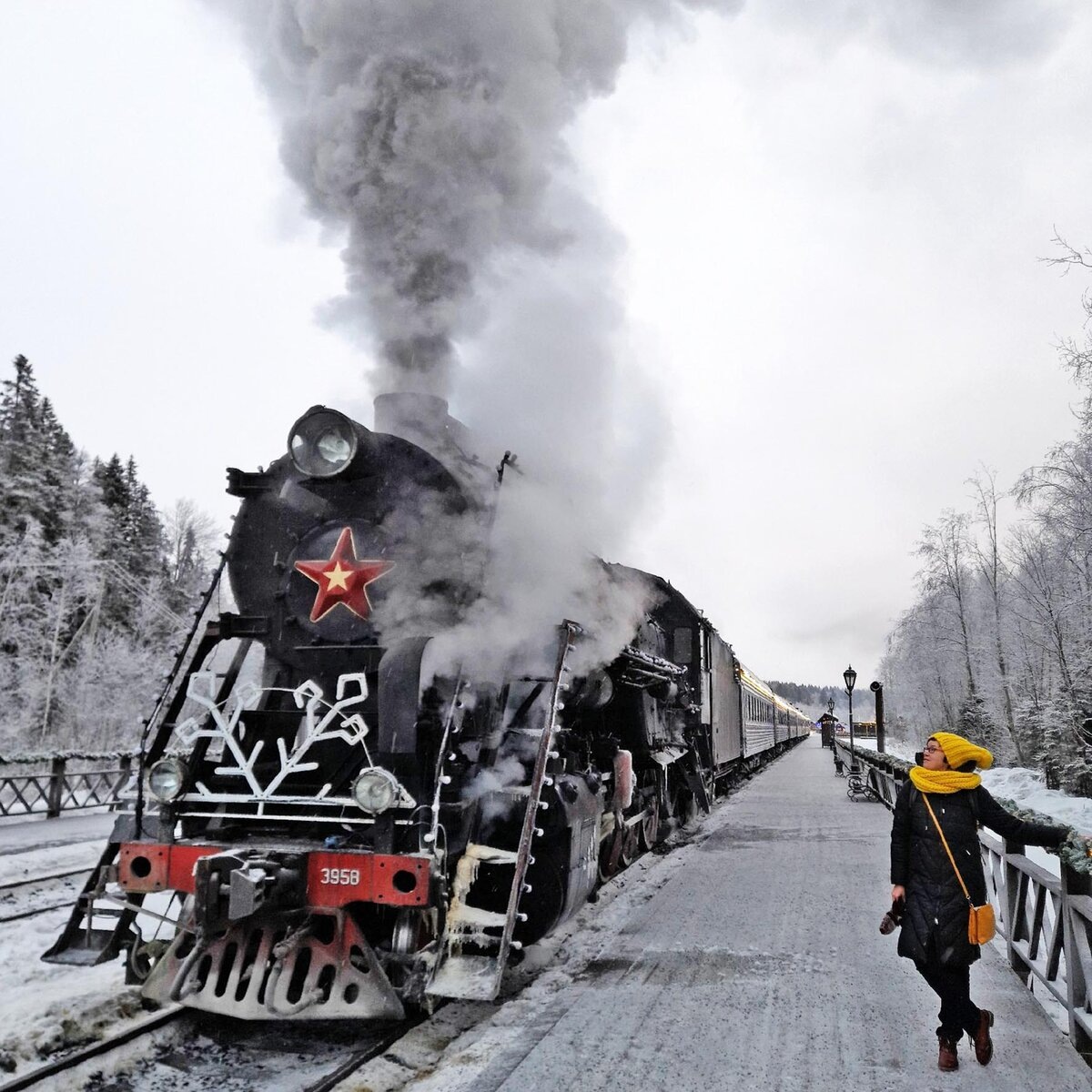 «Рускеальский экспресс» ездит по маршруту «Сортавала-Рускеала» (и обратно!). Мы устроили себе поездку в новогодние каникулы. Фото автора.
