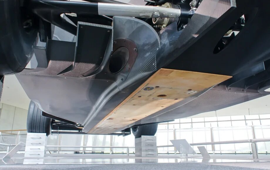 Контрольная планка на днище автомобиля Формулы-1