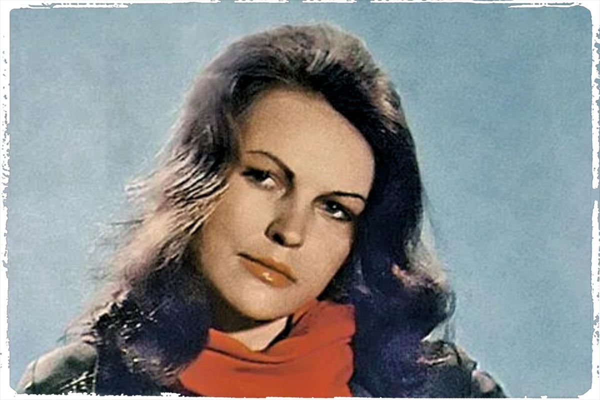 Взгляд, полный надежд. Она еще не знает, что впереди ее ждут не только красные дорожки, но и страшное падение.