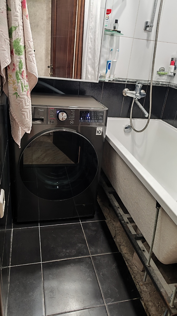 Экран у ванны временно сняли, потом он тоже будет из черной плитки 