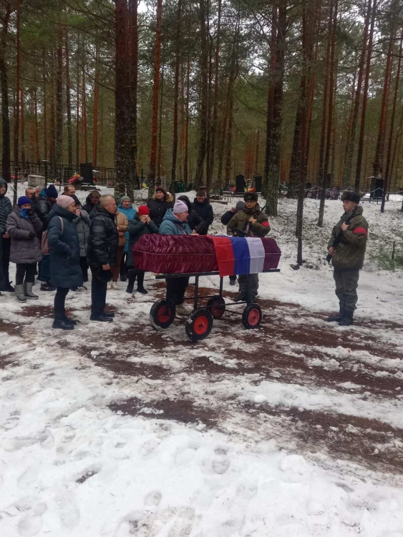    Любимый сынок: в поселке Карелии похоронили 23-летнего Влада Яшина, погибшего на СВООлонецкий район