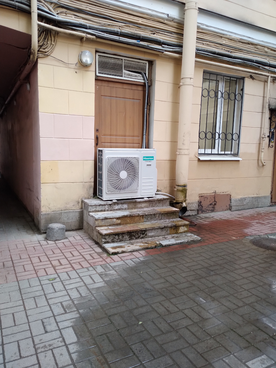 Примерно вот выглядело место падения.