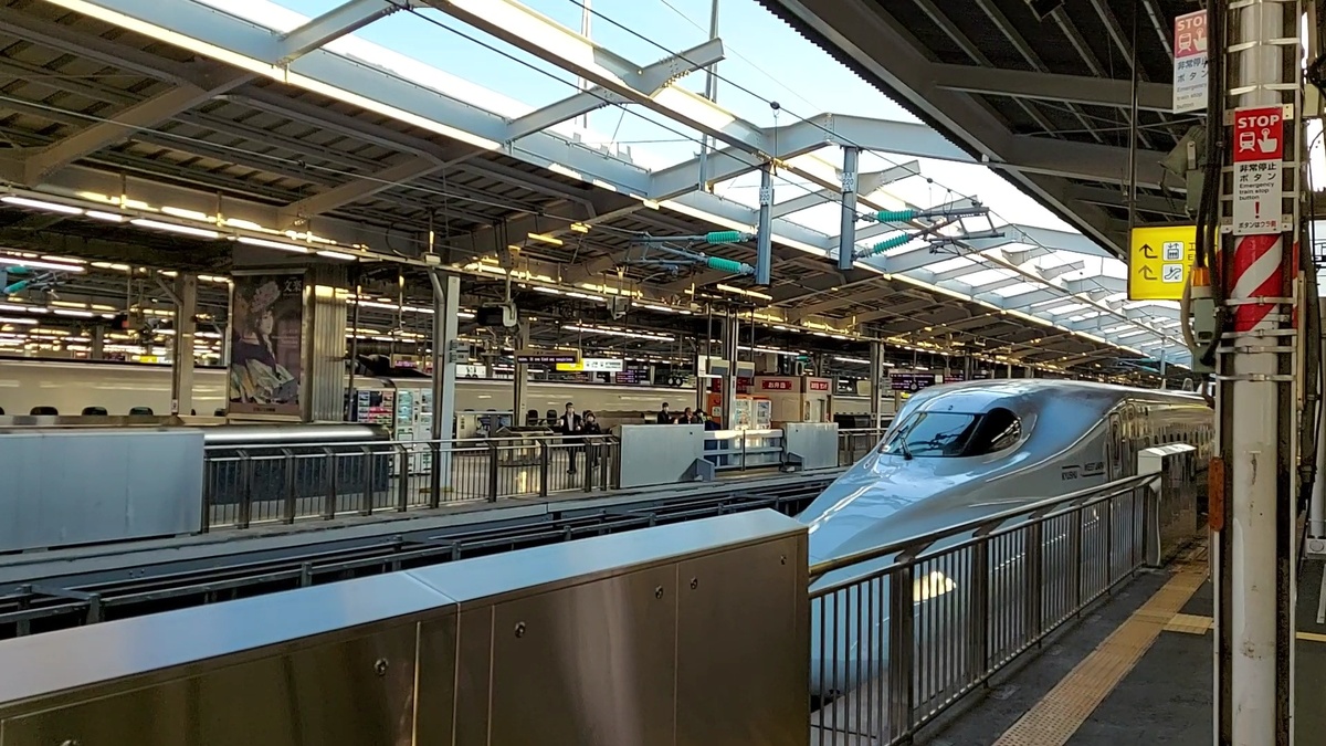 Шинкансен на вокзале "Шин-Осака"