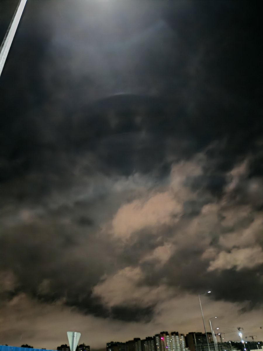 Вот такое странное сегодня небо. Никаких фильтров не применяла... 