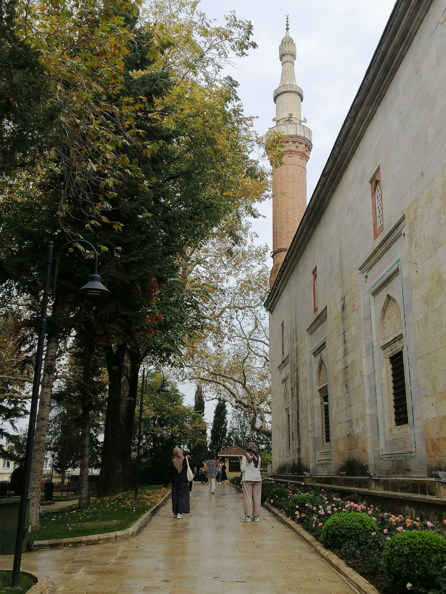 Зеленая мечеть г. Бурсы: белое здание