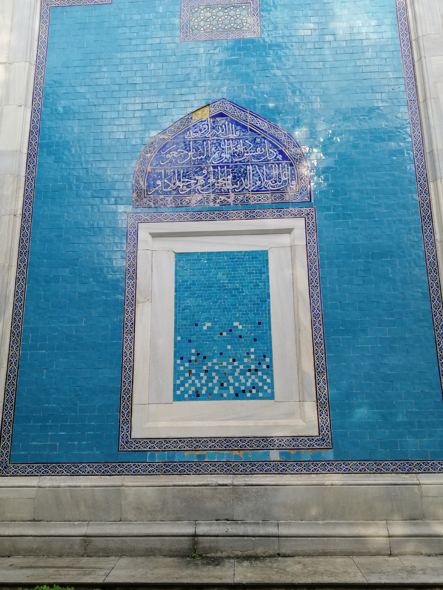 Зеленая мечеть: Мавзолей Мехмеда снаружи отделан голубой плиткой