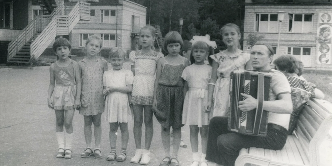 Дети из лагеря твердили про ведьму у окон. Взрослые смеялись — пока они не начали пропадать...