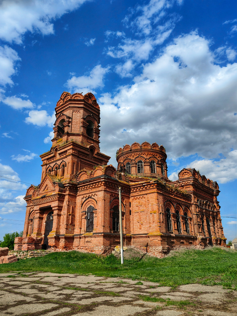 Красота от затерянной в глубинке заброшенной церкви Николая Чудотворца селе в Кутьино Саратовской области просто поражает