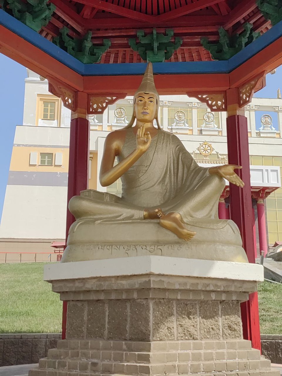 Статуя Будды напротив Пагоды семи дней в Золотой обители Будды Шакьямуни