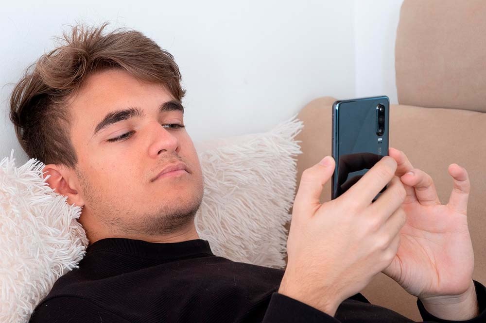 Почему кто-то пишет коротко, а кто-то - в 5 абзацев? Что значат паузы, смягчения и резкость в сообщениях? Разбираем стиль общения в мессенджерах как зеркало вашей личности.