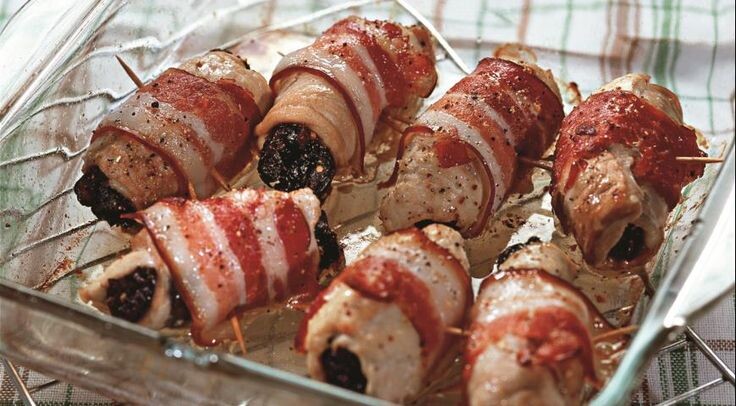 Супер закуска для новогоднего стола 2026. Рулетики из бекона с черносливом