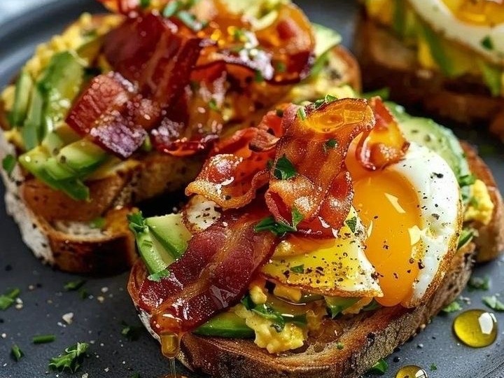 Завтрак чемпионов: Брускетта с авокадо, яйцом и хрустящим беконом