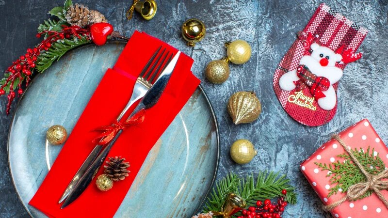     Новогодний ужин. freepik.com/KamranAydinov.