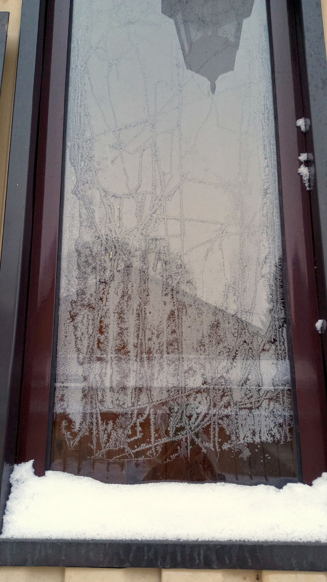            Зимний пейзаж на окне веранды. 
