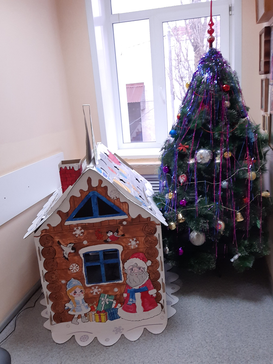 Даже в таком месте, как онкодиспансер люди стараются создать атмосферу радости и надежды на будущее. 