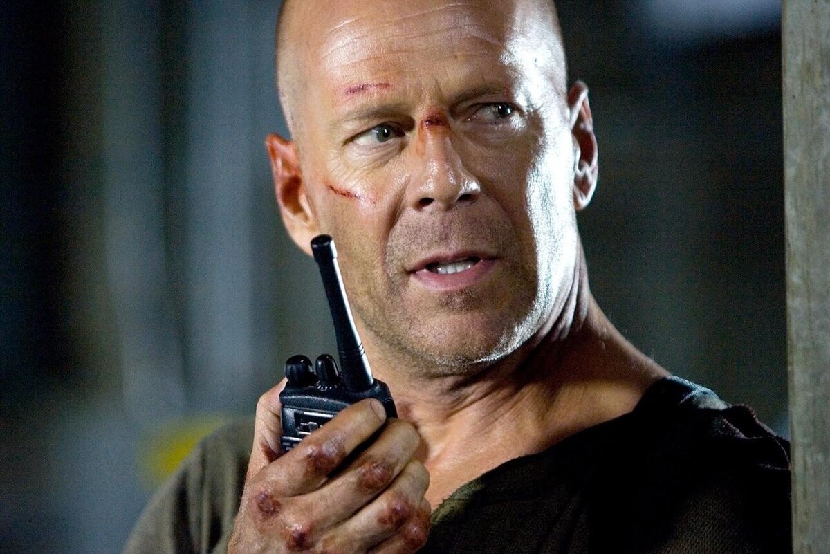    Брюс Уиллис в "Крепком орешке". кадр фильма.