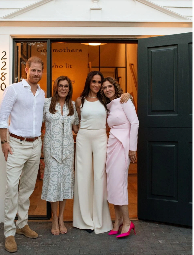 Гарри и Меган с владелицами магазина - Викторией Джексон и Дженнифер Рудольф Уолш