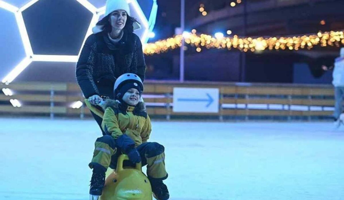     Люди на катке. Источник: spb.kp.ru Автор фото: Алексей Булатов