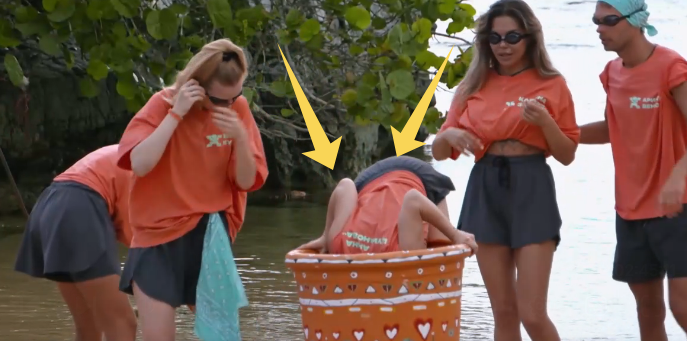 Девушки ныряют в чан.