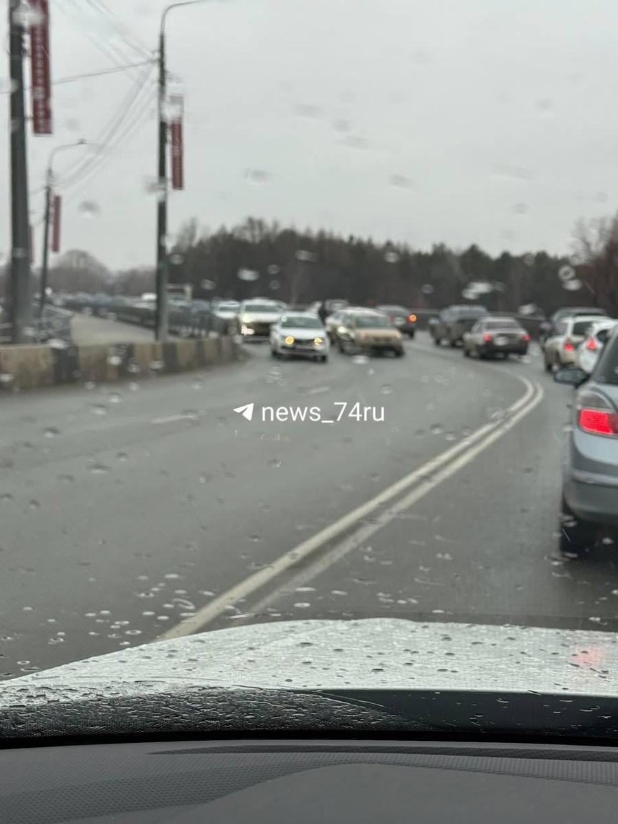 По данным 74.ру, из-за этого на месте образовалась большая пробка.
